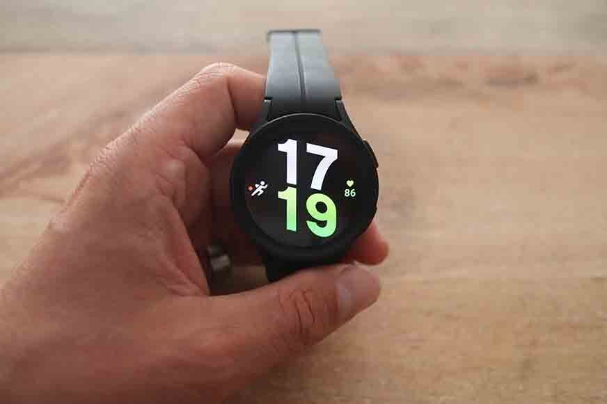 Samsung Galaxy Watch 5 в руке. 